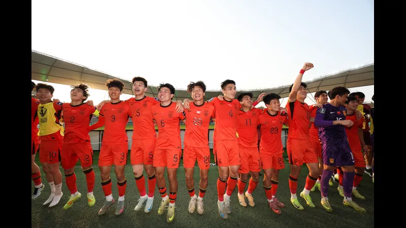 Cầu thủ U23 Trung Quốc và U23 Nhật Bản tranh chấp bóng trên sân cỏ