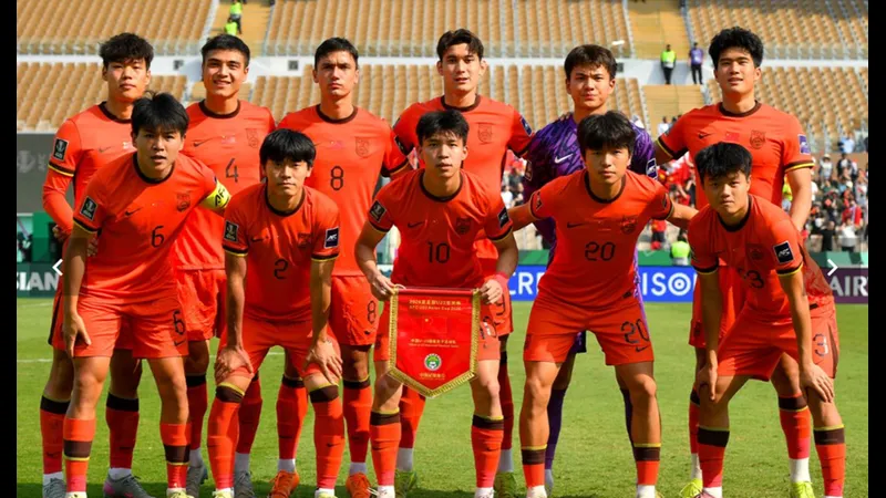 Cầu thủ U23 Trung Quốc tạt bóng vào vòng cấm U23 Nhật Bản